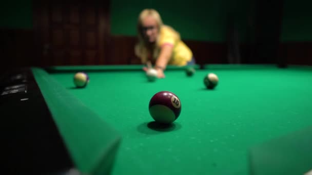 Americký bazén, bazén pro devět koulí. Ta holka hraje kulečník, hráč snookeru. — Stock video