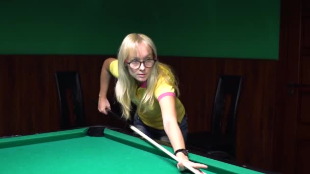 Amerikai medence, úszómedencés kilenc golyó. A lány játszik billiárd, snooker. — Stock videók