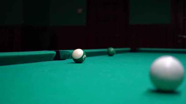Amerikaans zwembad, zwembad voor negen ballen. Het meisje speelt Biljart, snooker. — Stockvideo