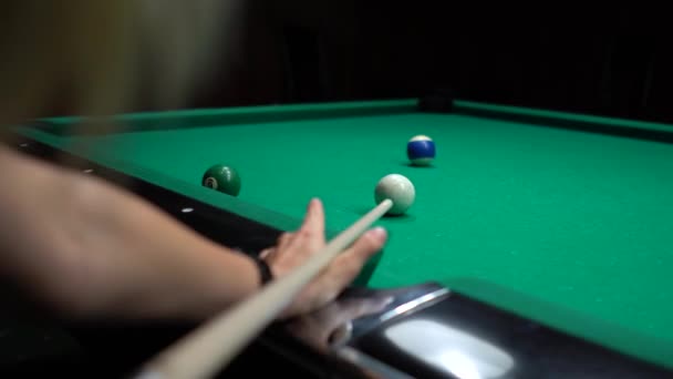 Piscine américaine, piscine pour neuf balles. La fille joue au billard, snooker .