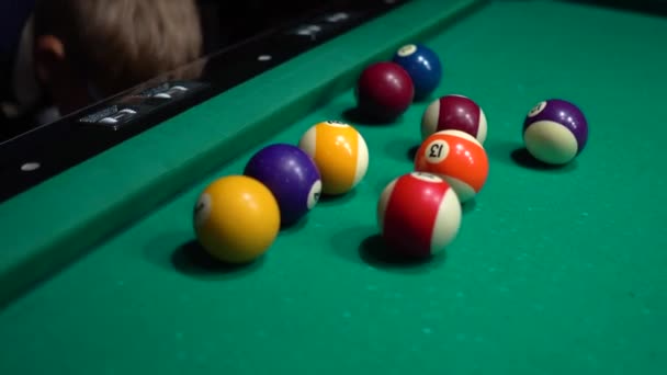 Amerikaans zwembad, zwembad voor negen ballen. De jongen speelt Biljart, snooker. — Stockvideo