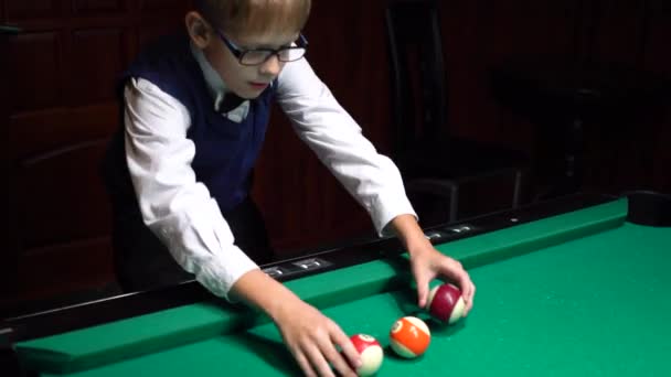 Piscina americana, piscina per nove palline. Il ragazzo gioca a biliardo, snooker . — Video Stock