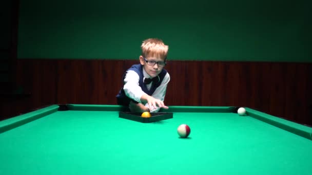 Piscina americana, piscina para nueve pelotas. El chico juega billar, snooker . — Vídeo de stock