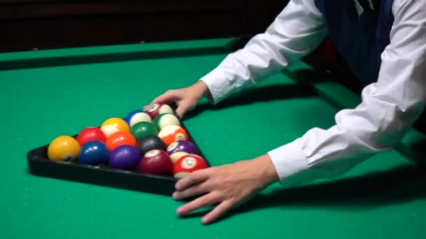 Amerikansk pool, SIM bassäng för nio bollar. Pojken spelar Biljard, snooker. — Stockvideo