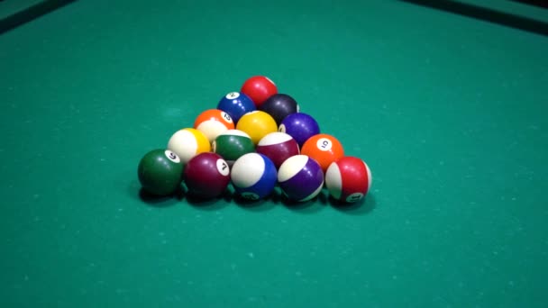 Piscina americana, piscina per nove palline. Il ragazzo gioca a biliardo, snooker . — Video Stock