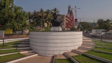 Heykel Gandi şehir Mapusa Goa Hindistan. Daire içinde hiperlapse dönüş