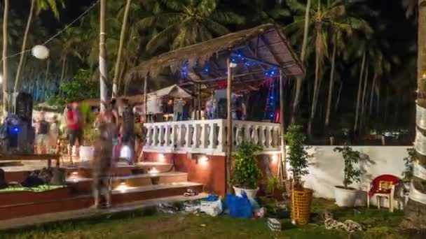 Fiesta de hiperlapsos por la noche en el fondo de palmeras y playa tropical — Vídeo de stock