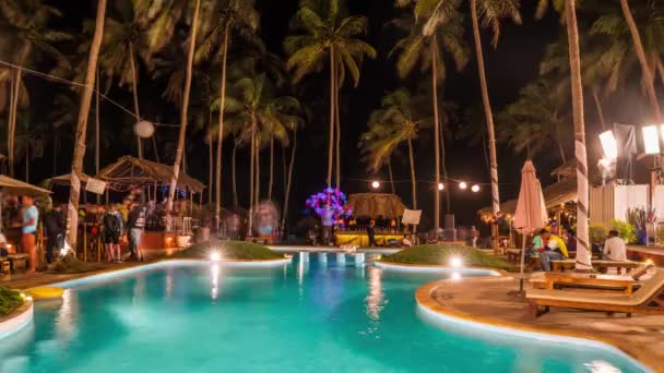 Fiesta de hiperlapsos por la noche en el fondo de palmeras y playa tropical — Vídeos de Stock