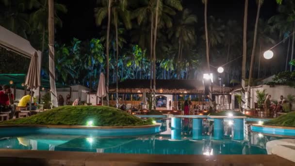 Hyperlapes fête la nuit sur le fond de palmiers et piscine — Video