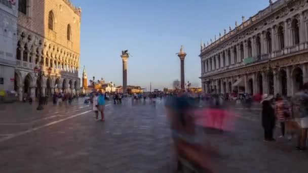 聖堂サン ・ マルコ タイムラプス hyperlapse とサン ・ マルコ カンパニール。ヴェネツィアのローマ カトリック教区の大聖堂教会です。それはサン ・ マルコ広場にあります。前に歩きの観光客。ヴェネツィア — ストック動画