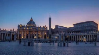 Saint Peter Katedrali yakınındaki Piazza di spagna yürüyen genç turist kadın. Etrafa, yerler keşfetmek kız.