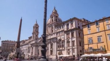 Roma, İtalya - Circa 2019: Roma, İtalya'daki doğal Piazza Navona'da klasik heykel, çeşme, turistler ve mimarinin Steadicam çekimi. Prores dosyası, 4k Uhd vuruldu.