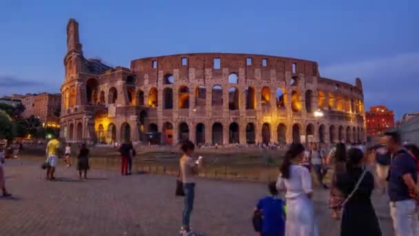 Filmagem do Coliseu ou Coliseu também conhecido como o Anfiteatro Flaviano em italiano Flavio ou Colosseo é um anfiteatro oval no centro da cidade de Roma Itália belo dia de verão 4k — Vídeo de Stock