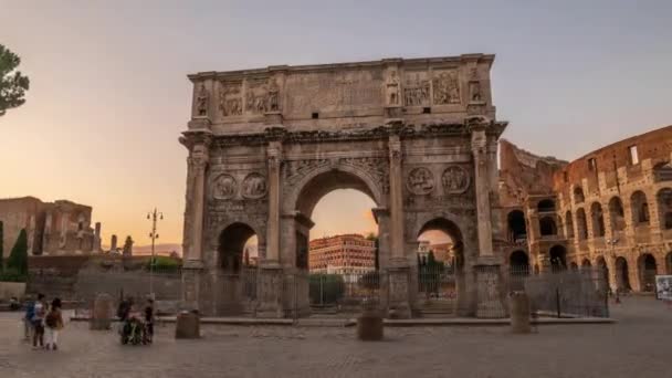 ROMA, ITALIA - CIRCA Mayo 2018: Arco triunfal de Constantino cerca del Coliseo en Roma, Italia. Turistas caminando cerca de la atracción — Vídeos de Stock