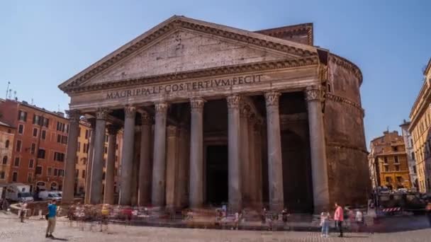 РИМ, ИТАЛИЯ - CIRCA: Steadicam shot with sun flare of famous Pantheon monument in Rome, Italy, classic architecture. Файл ProRes, снятый в 4K UHD . — стоковое видео