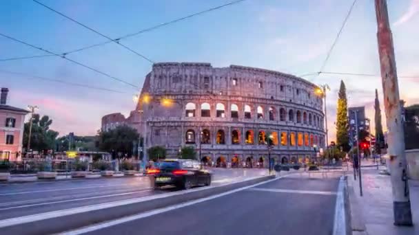 Filmagem do Coliseu ou Coliseu também conhecido como o Anfiteatro Flaviano em italiano Flavio ou Colosseo é um anfiteatro oval no centro da cidade de Roma Itália belo dia de verão 4k — Vídeo de Stock