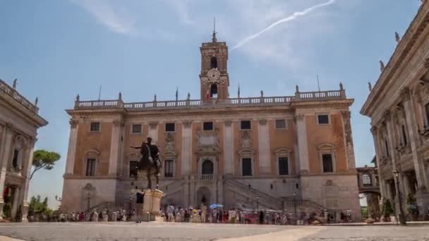 Hlavního náměstí v capitolinu, které je obklopeno kolem novoklasických muzeí s hodinami a bronzovou sochou Marka Aurelia — Stock video