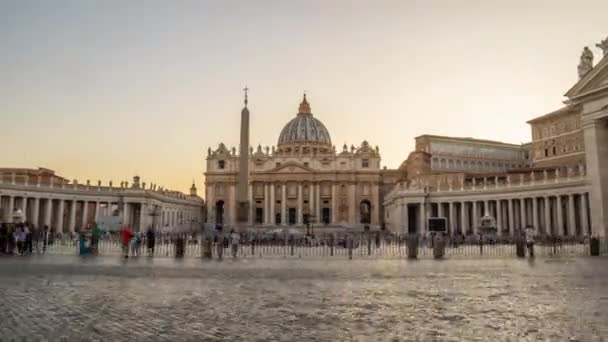 Saint Peter Katedrali yakınındaki Piazza di spagna yürüyen genç turist kadın. Etrafa, yerler keşfetmek kız. — Stok video