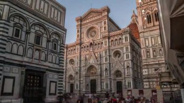 Floransa: Çiçek Cattedrale di Santa Maria del Fiore Saint Mary Katedrali önünde Turistler . Floransa Katedrali, İtalya. 4k Uhd Video.