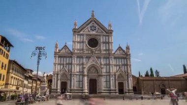 Gün batımından önce Floransa şehrinde Kutsal Haç Bazilikası di Santa Croce Bazilikası ile Piazza di Santa Croce turistlerin Timelapse görüntüleri. Kilise ünlü İtalyanların gömüldüğü yerdir..