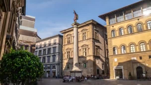 Italië, Florence. Mensen door de rechterkolom in Piazza Santa Trinita, Florence — Stockvideo