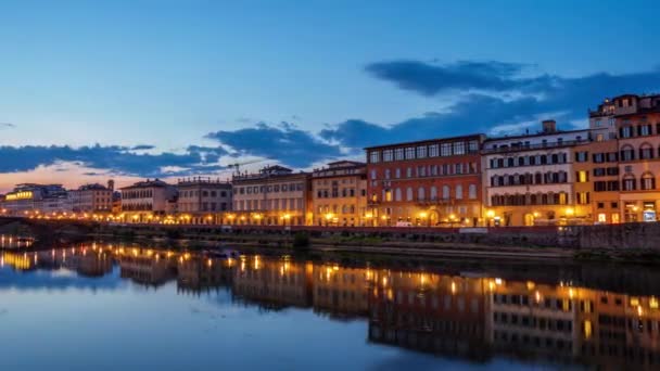 Pohled na řeku Arno z nábřeží ve Florencii, v Ponte Vecchio — Stock video