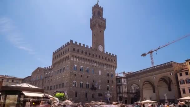 Florence, Tuscany Italy: Wide angle view of the Piazza della Signoria with the Palazzo Vecchio and some tourists — ストック動画
