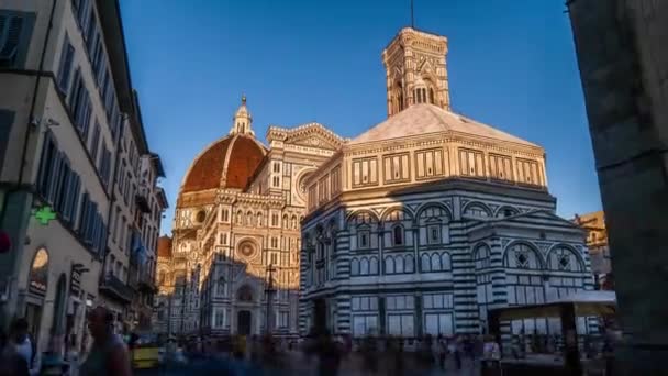 Florence: Turister foran St. Maria av blomsterkattedralen i Santa Maria del Fiore. Dette er katedralen i Firenze, Italia. 4K UHD Video . – stockvideo