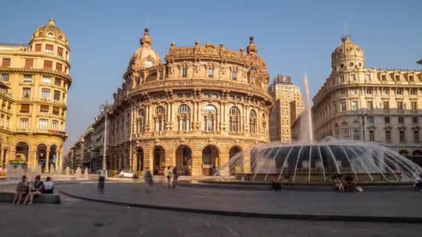 Genova Çeşme Piazza de Ferrari su jet kare büyük plaza İtalyan tatil yerler . — Stok video