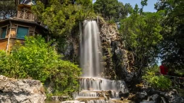 Cenova, İtalya Ağaçlar tepelerde büyüyen büyülü park . Gövdeleri ve güzel bitkileri aydınlatan sıcak güneş ışınları. — Stok video