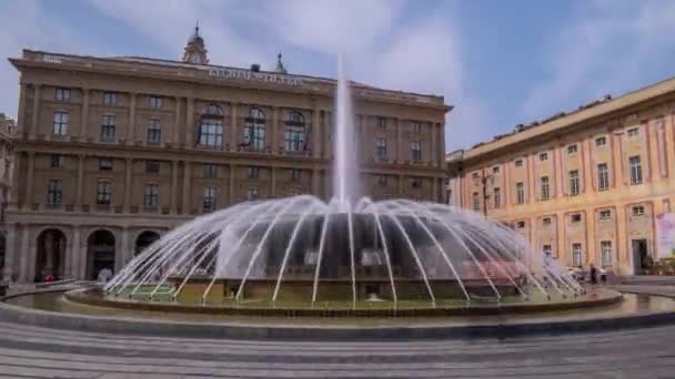 Genova Çeşme Piazza de Ferrari su jet kare büyük plaza İtalyan tatil yerler . — Stok video