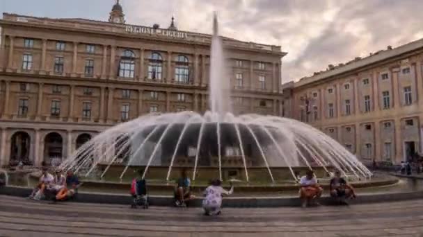 Fuente de Génova Piazza de Ferrari plaza de chorro de agua plaza grande lugares de interés de vacaciones italianas  . — Vídeos de Stock