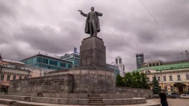 Yazıt Avrupa'nın arka planı üzerinde Lenin anıtı. Lenin Avrupa'ya giden yolu işaret ediyor. 
