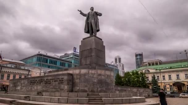 Yazıt Avrupa'nın arka planı üzerinde Lenin anıtı. Lenin Avrupa'ya giden yolu işaret ediyor. "Avrupa'ya Açılan Pencere", Rusya, Ekaterinburg — Stok video