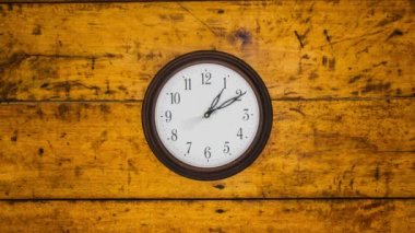 Duvarda asılı bir saat Zaman ayarlı 4K