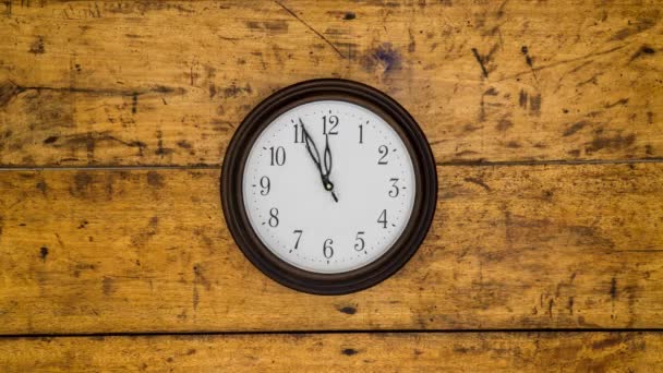 Часы висят на стене Timelapse 4k — стоковое видео