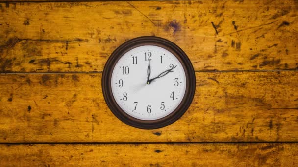 En klocka hänger på väggen Timelapse 4k — Stockvideo