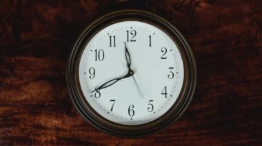 Duvarda asılı bir saat Zaman ayarlı 4K