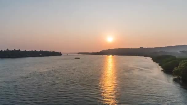 해가 뉘엿뉘엿 지는 해안 4k 시간당 인도 — 비디오