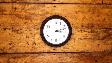 Yana monte edilmiş yuvarlak bir saat. Zaman Ayarı 4k