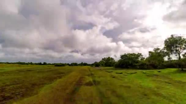 Una nube su un cielo blu Goa India hyperlapse road 4k — Video Stock
