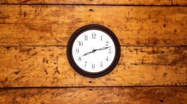 Yana monte edilmiş yuvarlak bir saat. Zaman Ayarı 4k