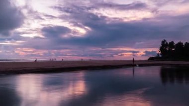 Gün batımının önünde bir işaret