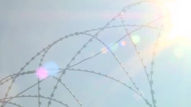 güneşli havalarda dikenli tel