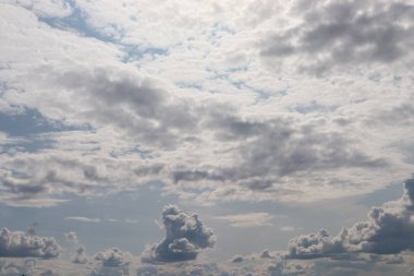 Sabahları bulutlu mavi gökyüzünün doğası..