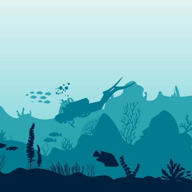 Resiflerin arka planında balık ve yosun silueti. Sualtı okyanusu sahnesi. Derin mavi su, mercan resifi ve sualtı bitkileri. güzel bir sualtı sahnesi; 