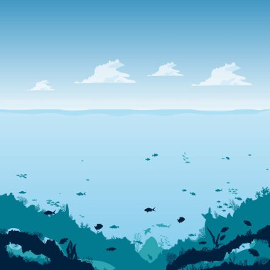 Resiflerin arka planında balık ve alg silueti var. Sualtı okyanus manzarası. Derin mavi su, mercan resifi ve su altı bitkileri. güzel bir sualtı sahnesi; resifli deniz manzarası.