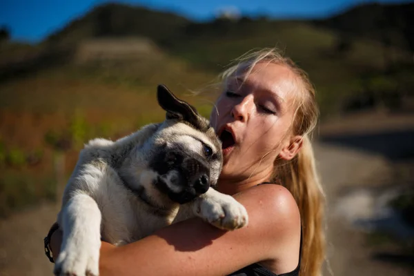 Blond flicka leker med spanska mastiff valp — Stockfoto