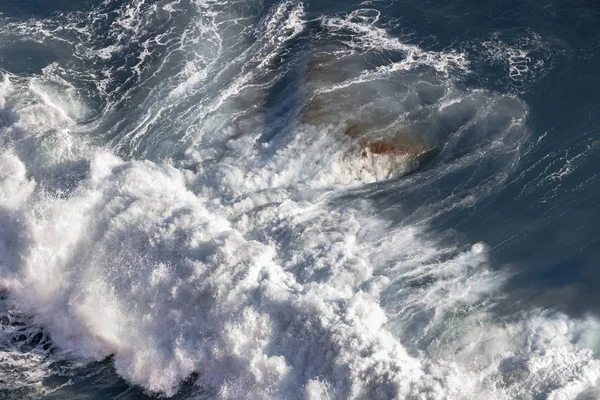 Vista aérea de ondas revoltadas no mar Mediterrâneo — Fotografia de Stock