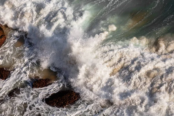 Vista aérea de ondas revoltadas no mar Mediterrâneo — Fotografia de Stock